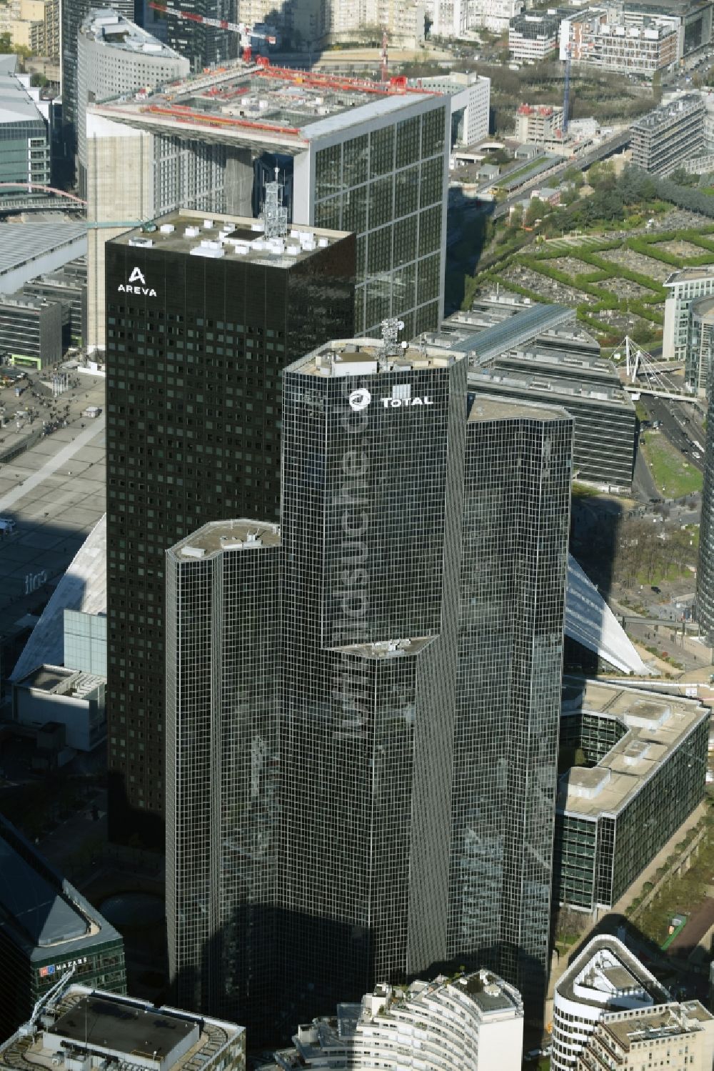 Luftaufnahme Paris - Hochhaus- Gebäude Tour Total Coupole und Tour Areva am Place Jean Millier im Büro- und Hochhaus- Viertel La Defense in Paris in Ile-de-France, Frankreich