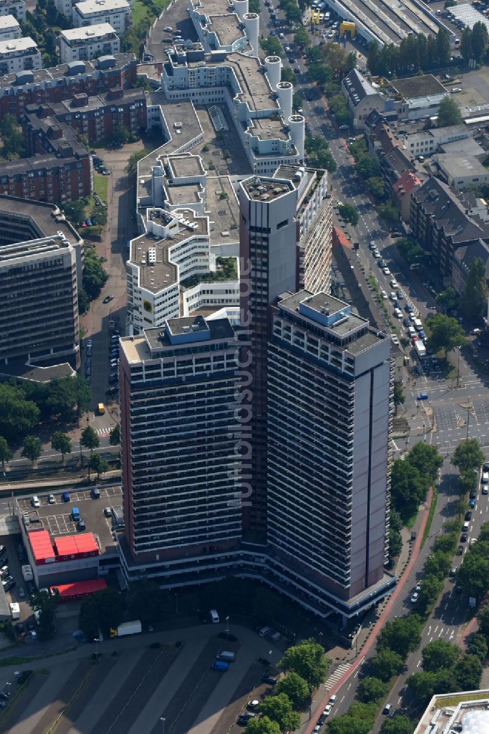 Köln von oben - Hochhaus- Gebäude Uni-Center Köln an der Luxemburger Straße in Köln im Bundesland Nordrhein-Westfalen, Deutschland