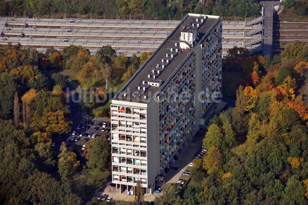 Berlin aus der Vogelperspektive: Hochhaus- Gebäude Unité d'habitation in Berlin