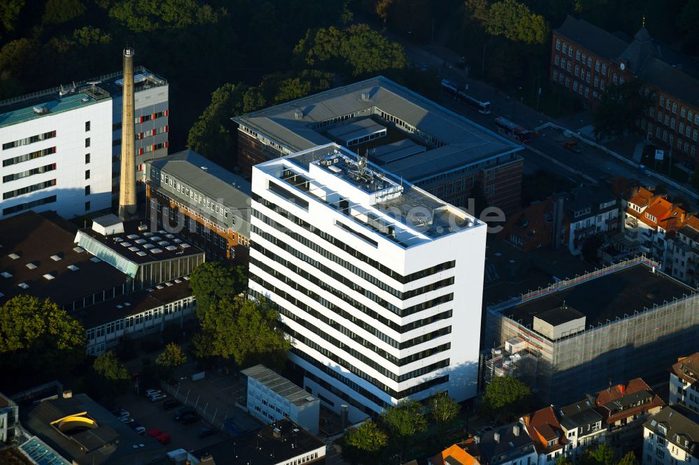 Bremen aus der Vogelperspektive: Hochhaus- Gebäude der Universität der Hochschule Bremen am Neustadtswall in Bremen, Deutschland