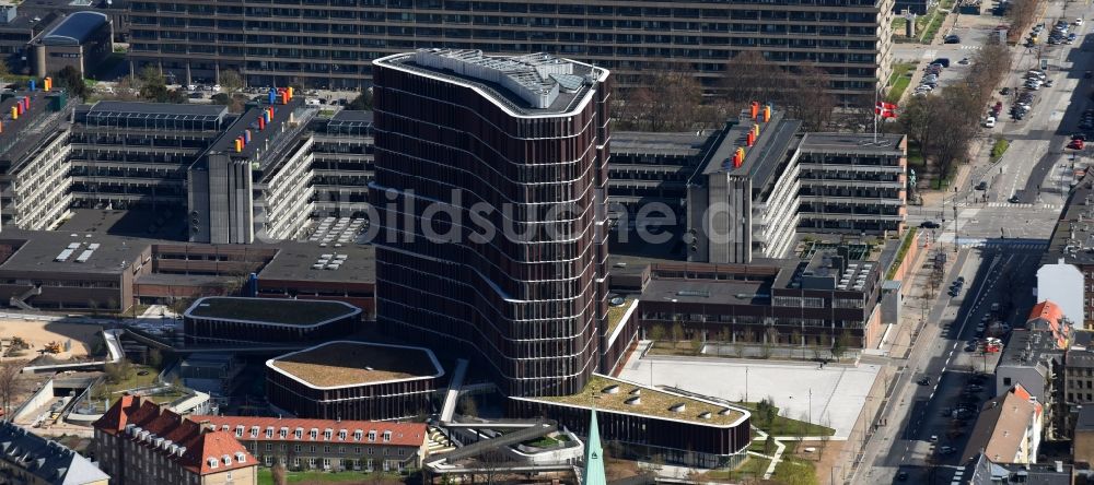 Kopenhagen aus der Vogelperspektive: Hochhaus- Gebäude der Universität Kobenhavns Universitet Panum in Kopenhagen in Region Hovedstaden, Dänemark