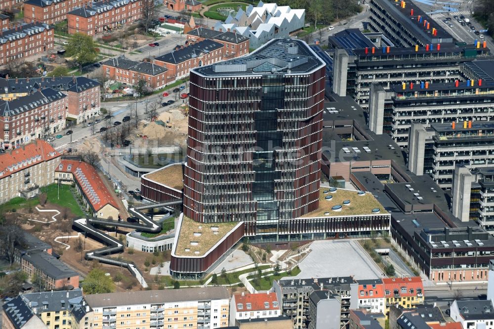 Kopenhagen von oben - Hochhaus- Gebäude der Universität Kobenhavns Universitet Panum in Kopenhagen in Region Hovedstaden, Dänemark