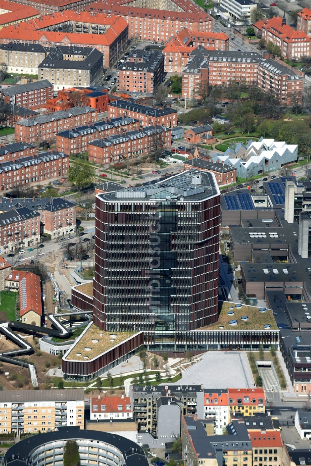 Luftaufnahme Kopenhagen - Hochhaus- Gebäude der Universität Kobenhavns Universitet Panum in Kopenhagen in Region Hovedstaden, Dänemark