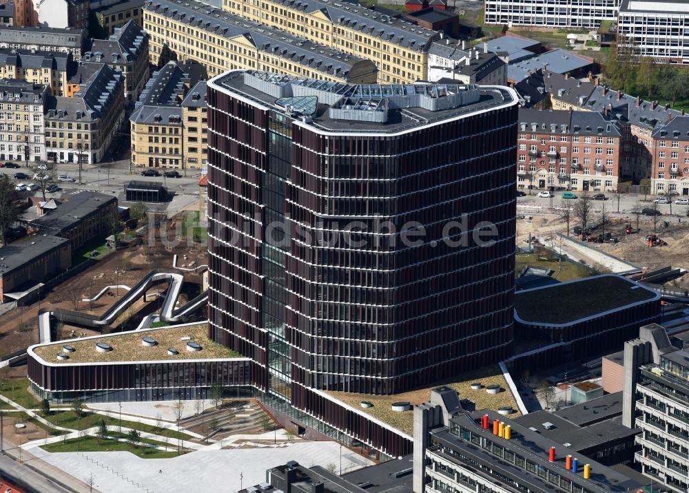 Kopenhagen aus der Vogelperspektive: Hochhaus- Gebäude der Universität Kobenhavns Universitet Panum in Kopenhagen in Region Hovedstaden, Dänemark