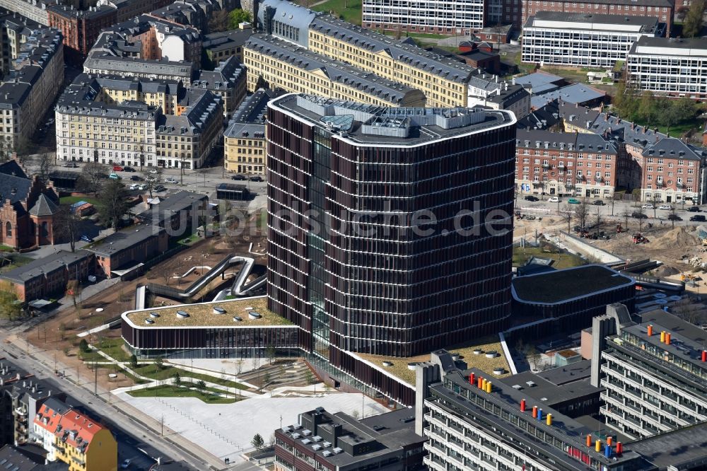 Luftbild Kopenhagen - Hochhaus- Gebäude der Universität Kobenhavns Universitet Panum in Kopenhagen in Region Hovedstaden, Dänemark