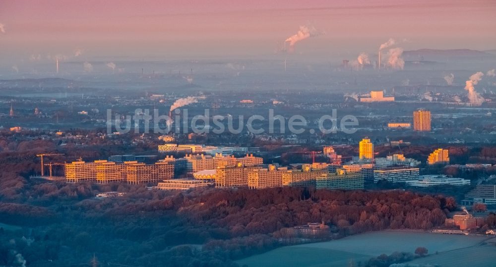 Bochum von oben - Hochhaus- Gebäude der Universität RUB Ruhr-Universität im Ortsteil Bochum Süd in Bochum im Bundesland Nordrhein-Westfalen