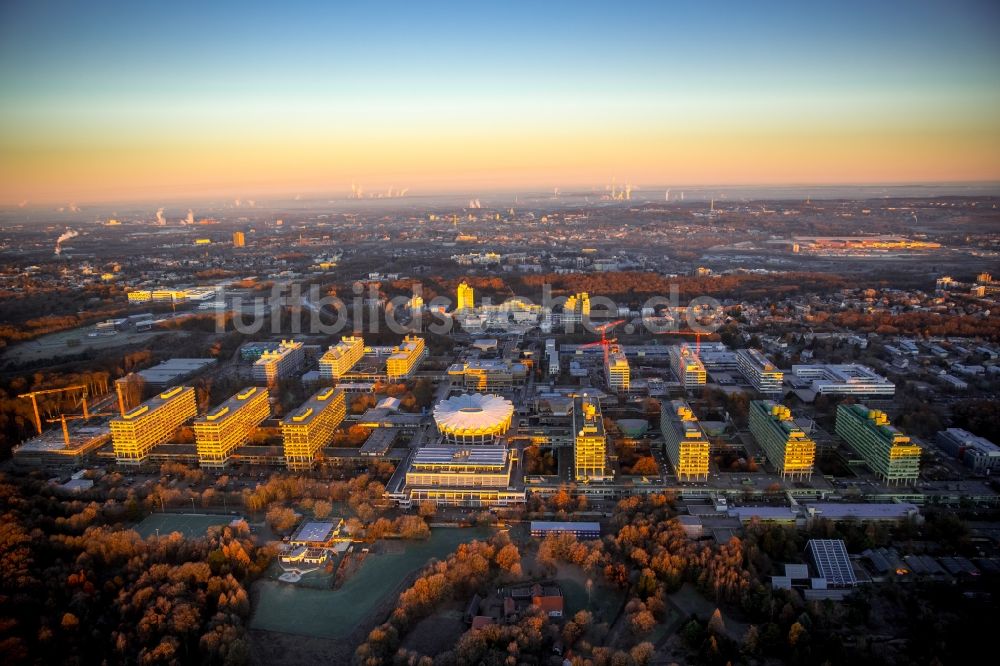 Bochum von oben - Hochhaus- Gebäude der Universität RUB Ruhr-Universität im Ortsteil Bochum Süd in Bochum im Bundesland Nordrhein-Westfalen