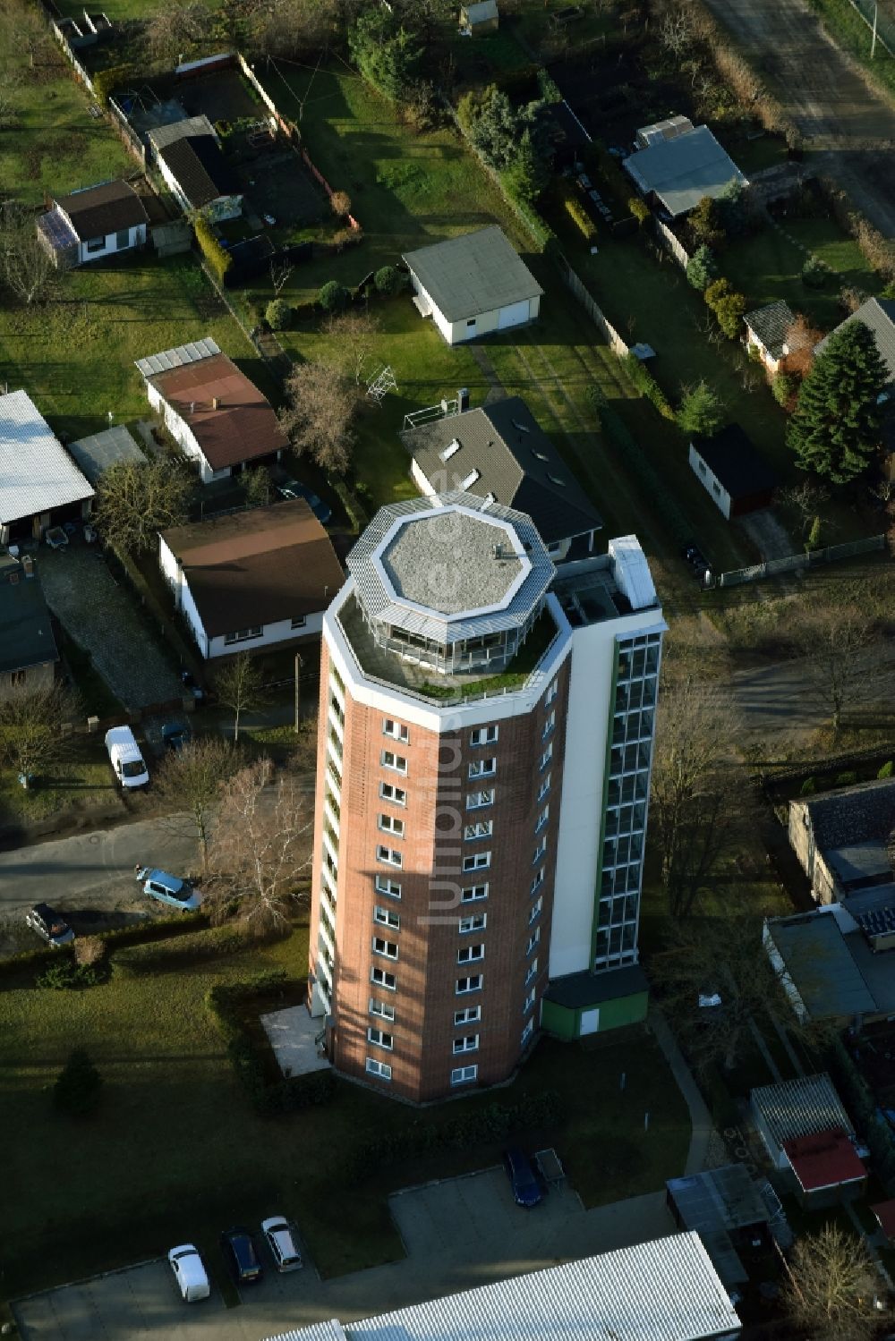 Luftaufnahme Fürstenwalde/Spree - Hochhaus- Gebäude Wohnen im Wasserturm an der Turmstraße in Fürstenwalde/Spree im Bundesland Brandenburg