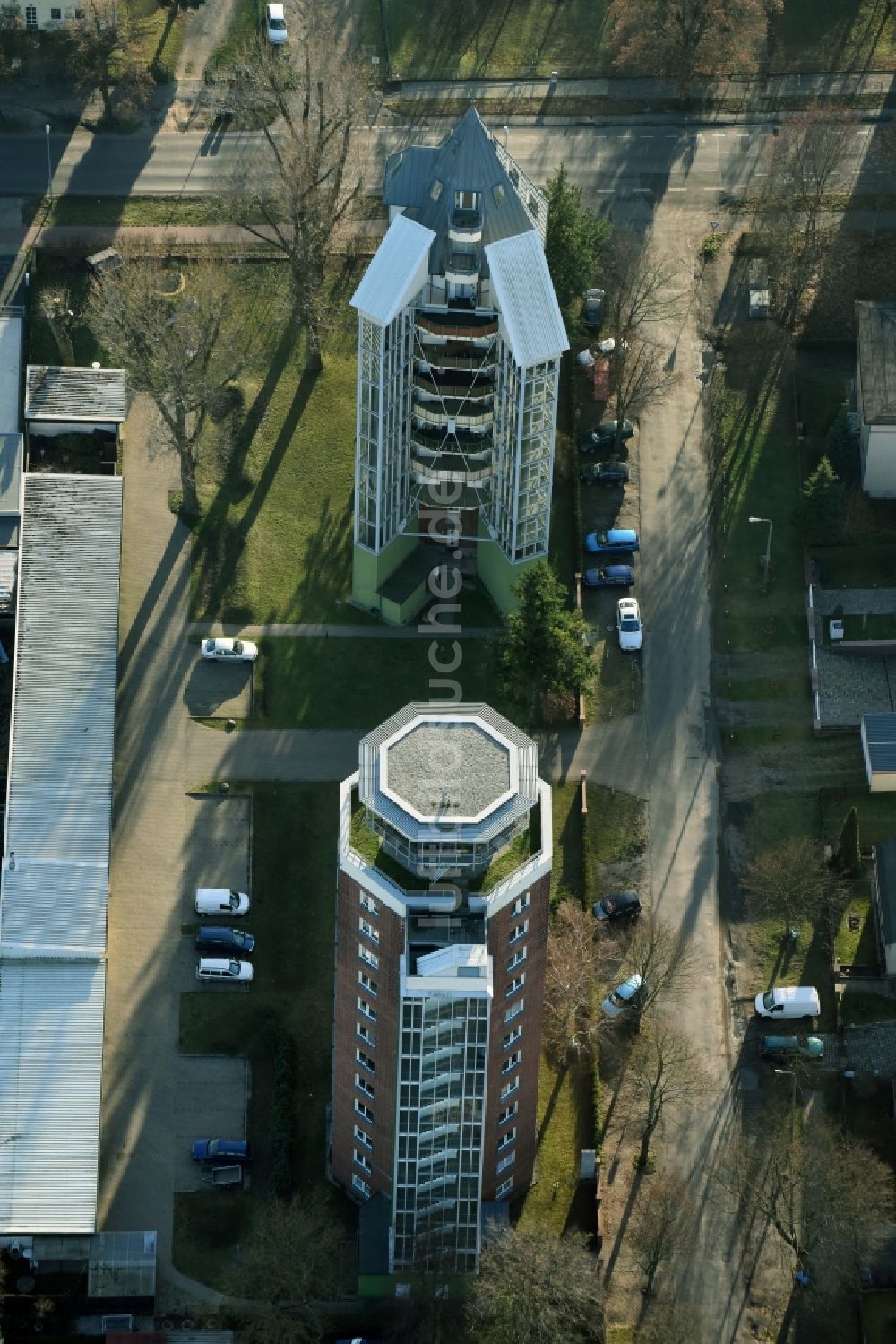 Fürstenwalde/Spree von oben - Hochhaus- Gebäude Wohnen im Wasserturm an der Turmstraße in Fürstenwalde/Spree im Bundesland Brandenburg