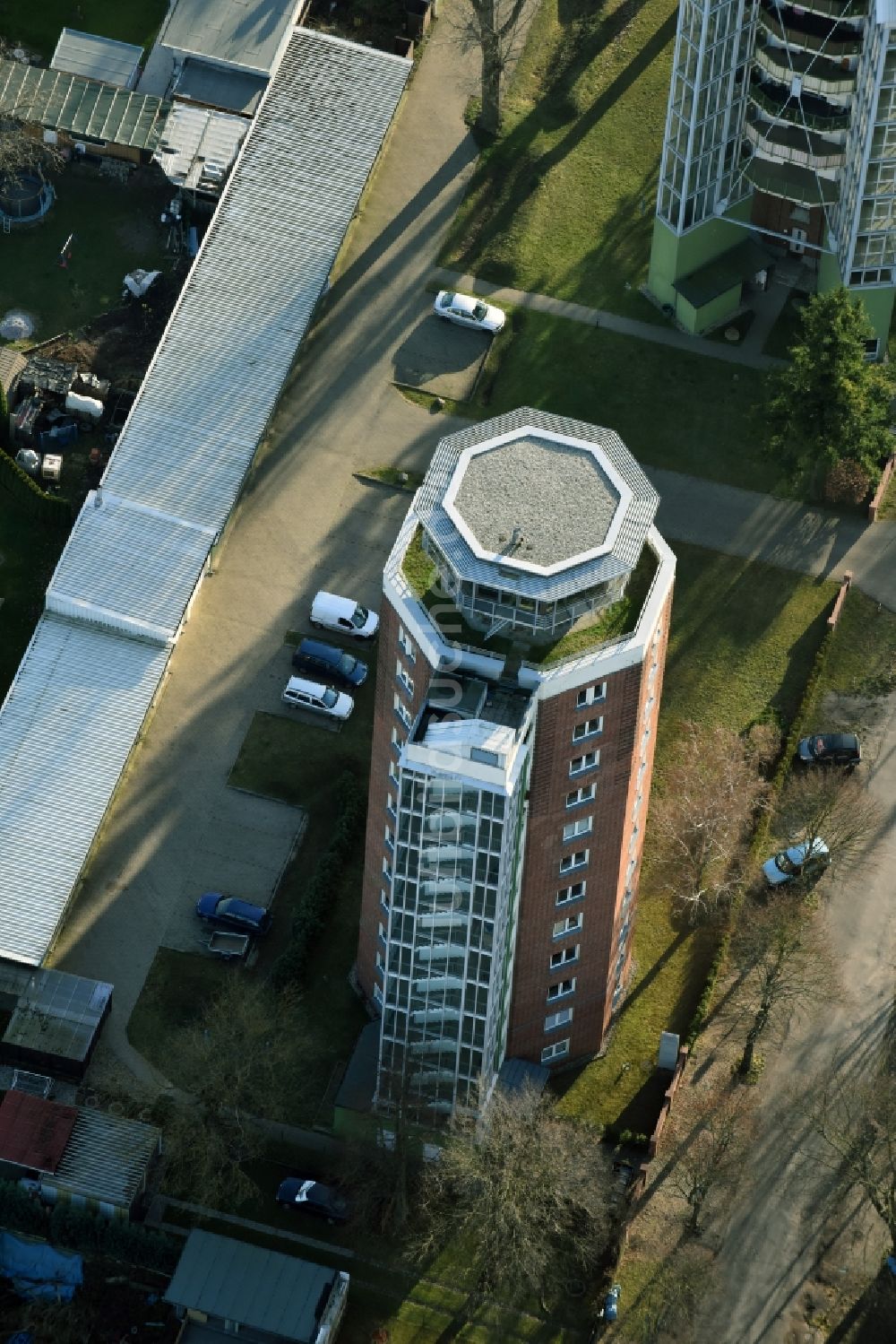 Fürstenwalde/Spree aus der Vogelperspektive: Hochhaus- Gebäude Wohnen im Wasserturm an der Turmstraße in Fürstenwalde/Spree im Bundesland Brandenburg