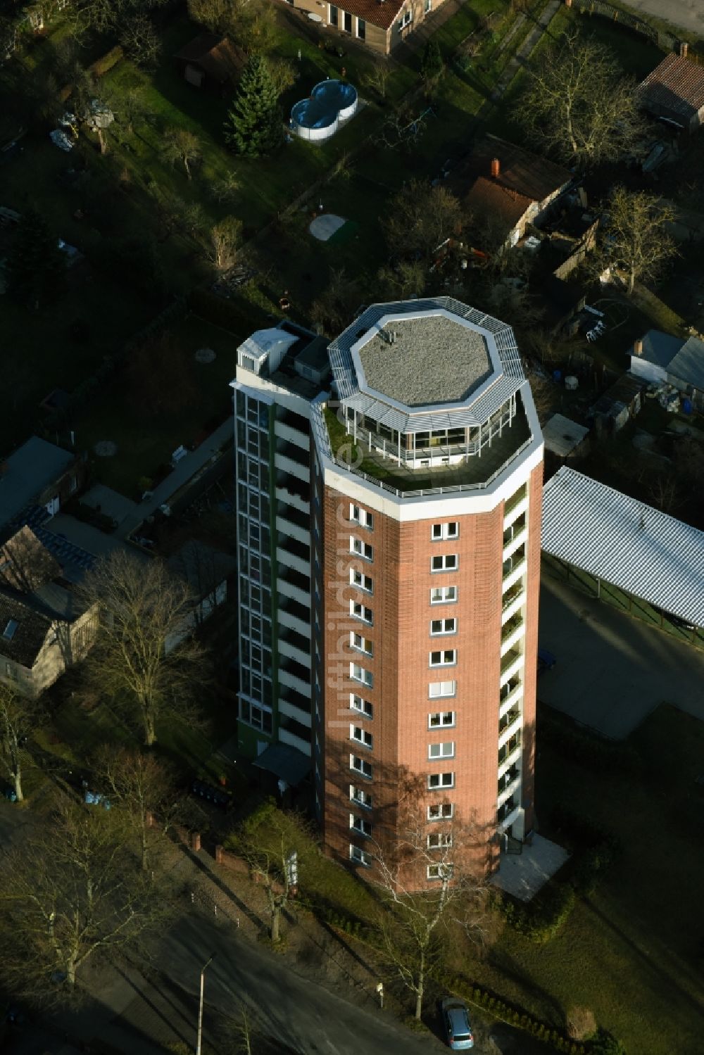 Fürstenwalde/Spree von oben - Hochhaus- Gebäude Wohnen im Wasserturm an der Turmstraße in Fürstenwalde/Spree im Bundesland Brandenburg