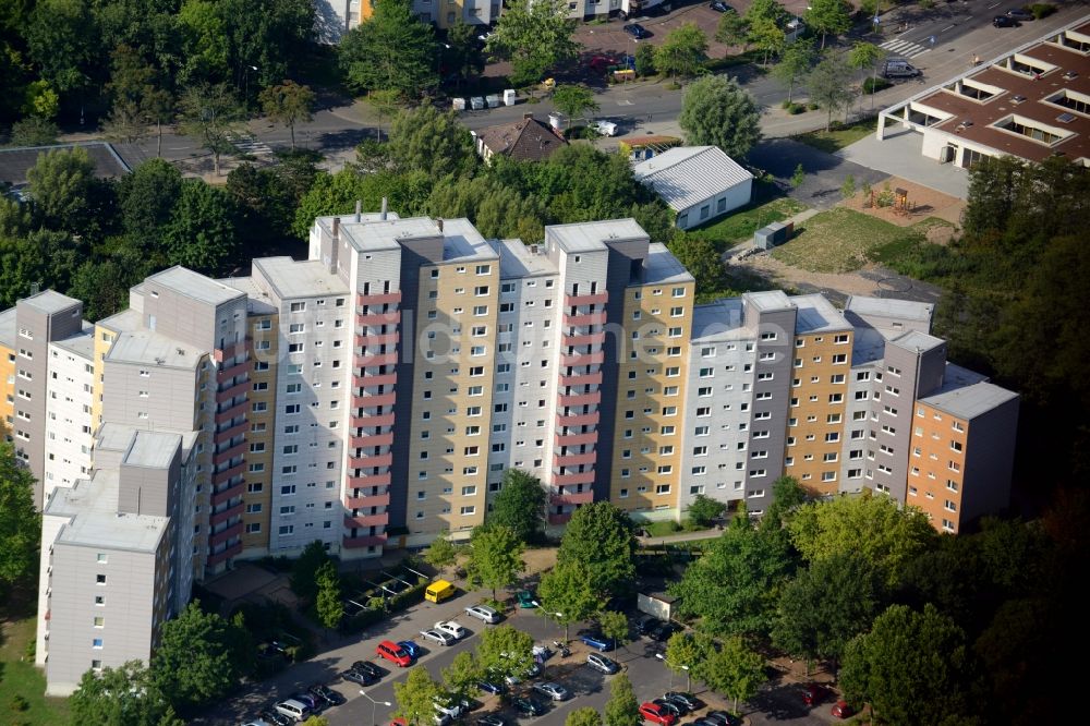 Offenbach am Main aus der Vogelperspektive: Hochhaus- Gebäude im Wohngebiet Bieber-Waldhof in Offenbach am Main im Bundesland Hessen