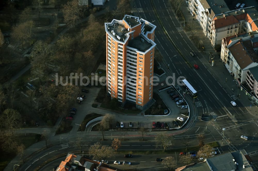 Luftbild Berlin - Hochhaus- Gebäude im Wohngebiet Bismarkstraße Ecke Steglitzer Damm in Berlin