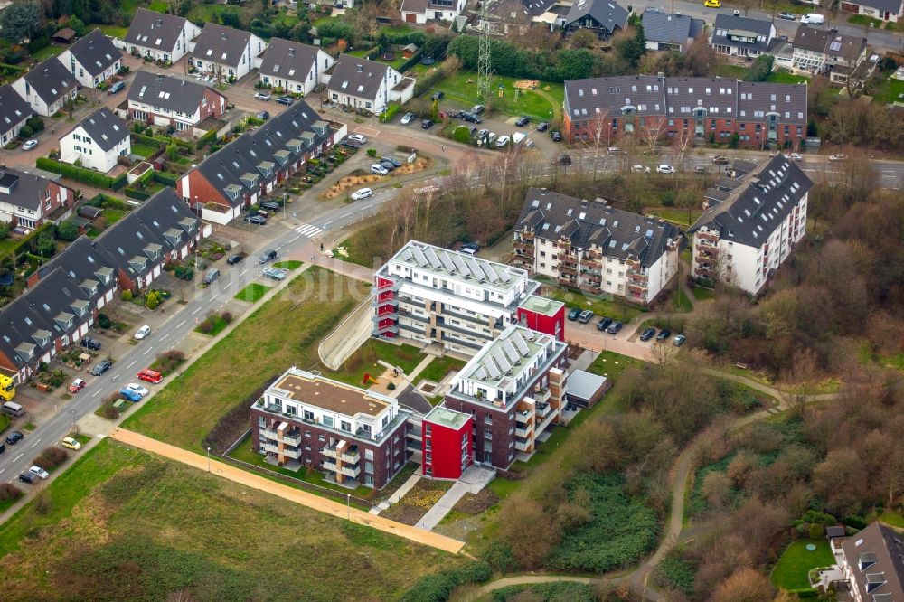 Mülheim an der Ruhr aus der Vogelperspektive: Hochhaus- Gebäude im Wohngebiet Brüsseler Allee im Stadtteil Saarn in Mülheim an der Ruhr im Bundesland Nordrhein-Westfalen