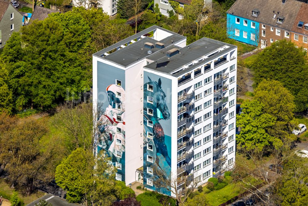 Dortmund von oben - Hochhaus- Gebäude im Wohngebiet mit bunten Pferdemotiven als Fassadenverkleidung in Dortmund im Bundesland Nordrhein-Westfalen, Deutschland