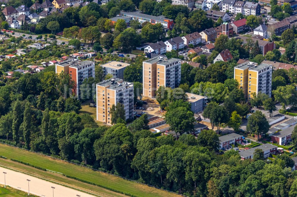 Dortmund aus der Vogelperspektive: Hochhaus- Gebäude im Wohngebiet mit bunten Pferdemotiven als Fassadenverkleidung in Dortmund im Bundesland Nordrhein-Westfalen, Deutschland