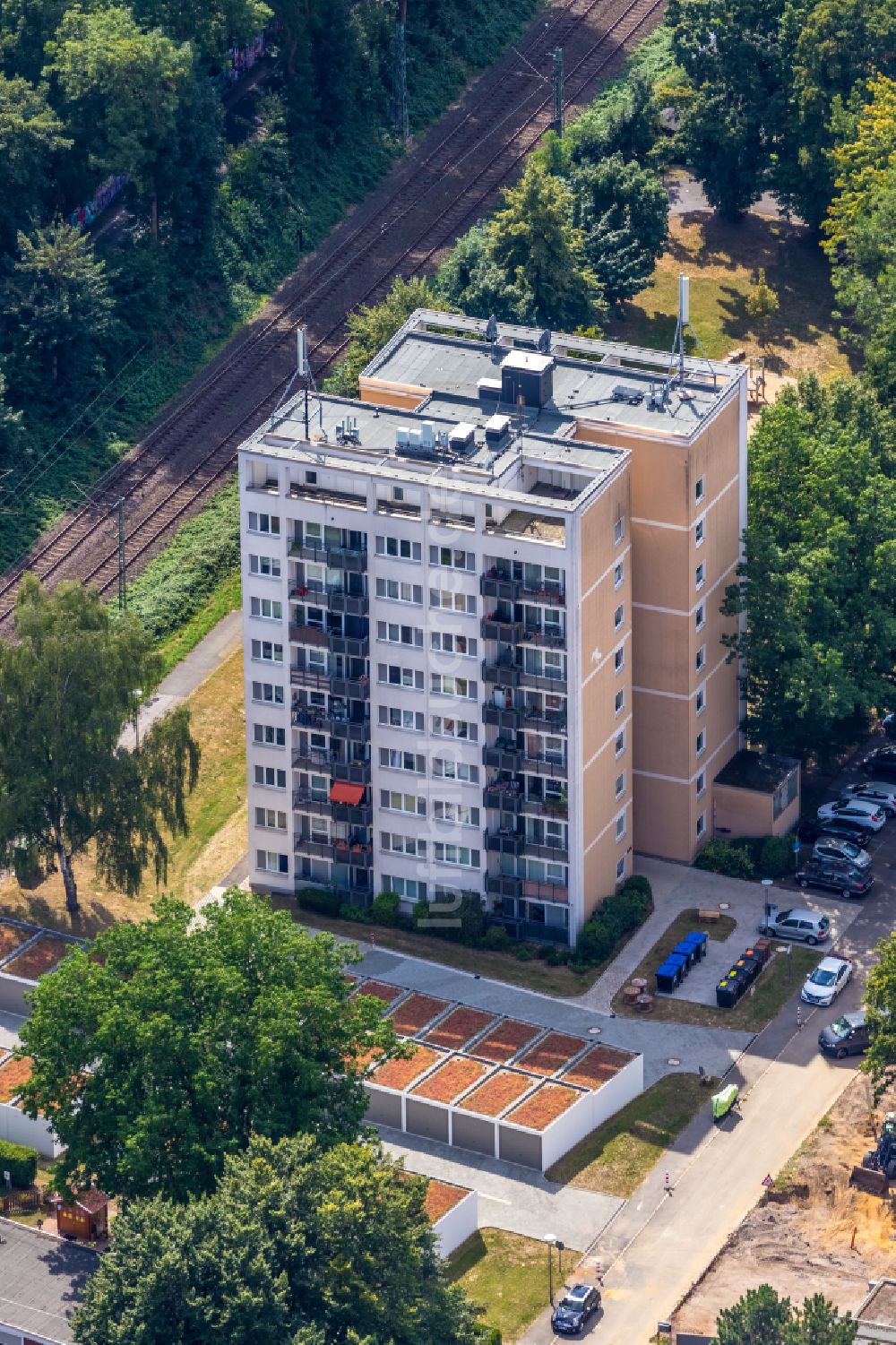 Luftaufnahme Dortmund - Hochhaus- Gebäude im Wohngebiet mit bunten Pferdemotiven als Fassadenverkleidung in Dortmund im Bundesland Nordrhein-Westfalen, Deutschland