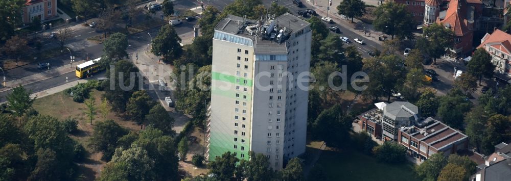 Luftaufnahme Berlin - Hochhaus- Gebäude im Wohngebiet entlang der Hundekehlestraße in Berlin