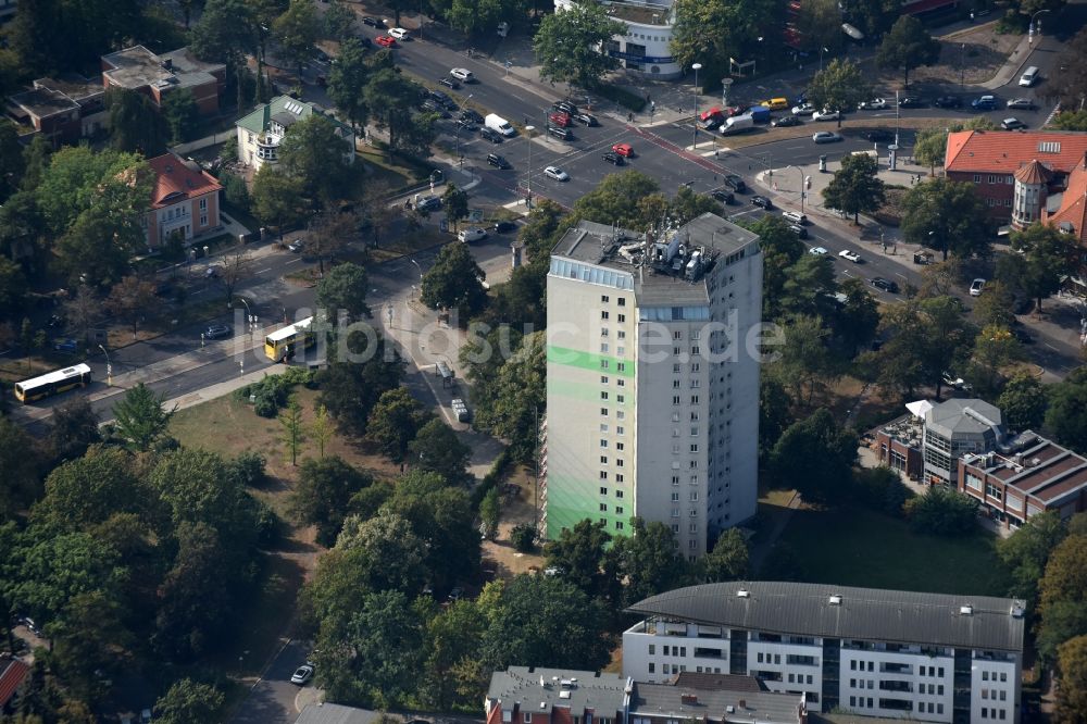 Berlin von oben - Hochhaus- Gebäude im Wohngebiet entlang der Hundekehlestraße in Berlin