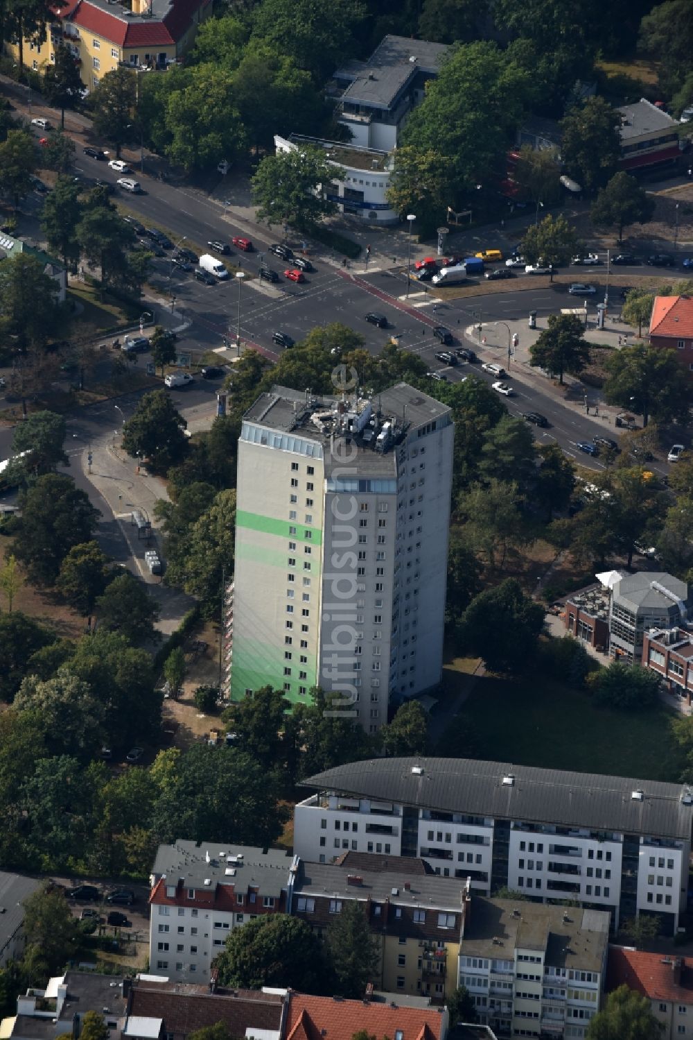 Berlin aus der Vogelperspektive: Hochhaus- Gebäude im Wohngebiet entlang der Hundekehlestraße in Berlin