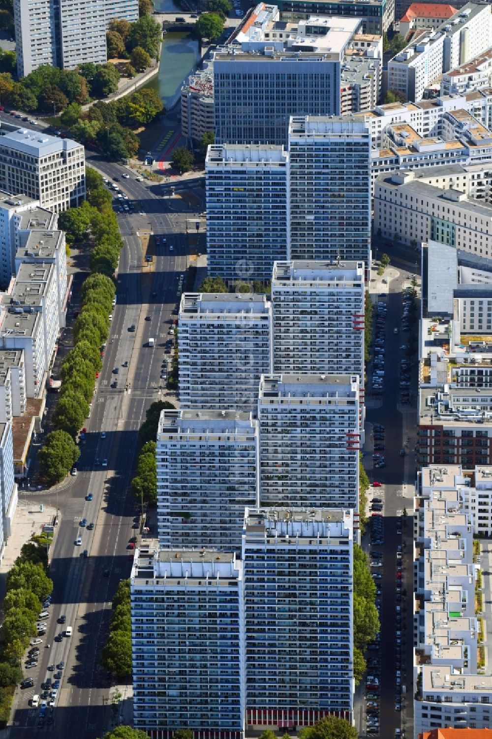 Luftbild Berlin - Hochhaus- Gebäude im Wohngebiet entlang der Leipziger Straße im Ortsteil Mitte in Berlin, Deutschland