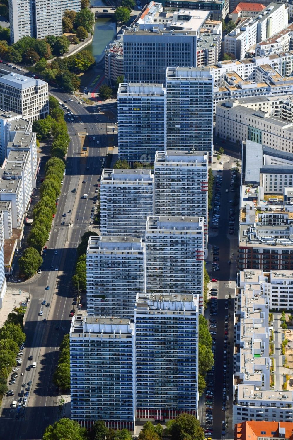 Luftaufnahme Berlin - Hochhaus- Gebäude im Wohngebiet entlang der Leipziger Straße im Ortsteil Mitte in Berlin, Deutschland