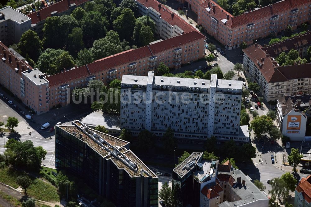 Berlin von oben - Hochhaus- Gebäude im Wohngebiet und Firma Bootsladen-Online / Dietmar Nippgen Bootsbeschläge und Zubehör an der Hauptstraße in Berlin