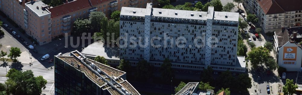 Berlin aus der Vogelperspektive: Hochhaus- Gebäude im Wohngebiet und Firma Bootsladen-Online / Dietmar Nippgen Bootsbeschläge und Zubehör an der Hauptstraße in Berlin