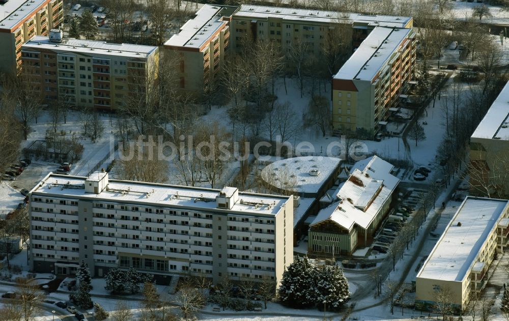 Luftaufnahme Berlin - Hochhaus- Gebäude im Wohngebiet und das Gebäude der Berliner Werkstätten für Menschen mit Behinderung sowie das Theodorus Hospiz in Berlin