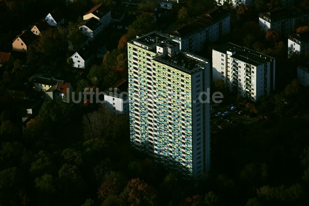 Berlin von oben - Hochhaus- Gebäude im Wohngebiet am Graetschelsteig in Berlin, Deutschland