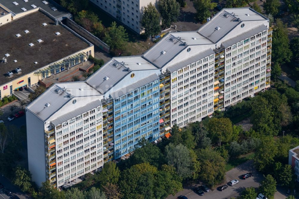 Leipzig aus der Vogelperspektive: Hochhaus- Gebäude im Wohngebiet an der Hans-Marchwitza-Straße in Leipzig im Bundesland Sachsen, Deutschland