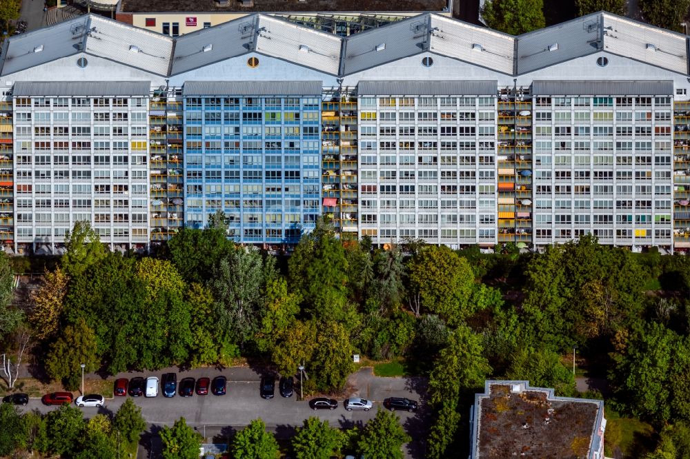 Luftbild Leipzig - Hochhaus- Gebäude im Wohngebiet an der Hans-Marchwitza-Straße in Leipzig im Bundesland Sachsen, Deutschland