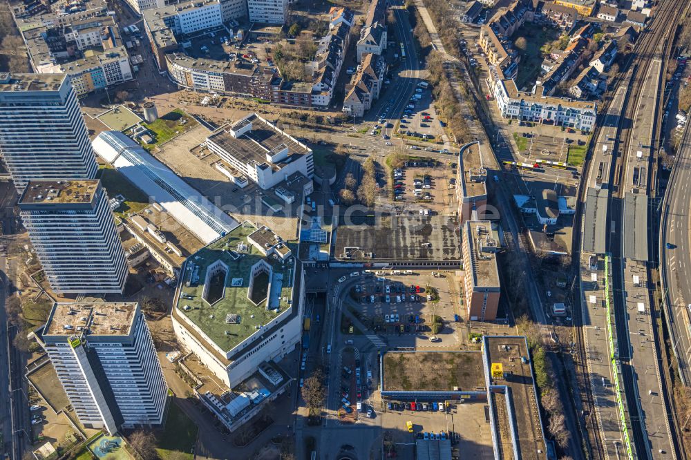 Luftaufnahme Mülheim an der Ruhr - Hochhaus- Gebäude im Wohngebiet und Hauptbahnhof in Mülheim an der Ruhr im Bundesland Nordrhein-Westfalen, Deutschland