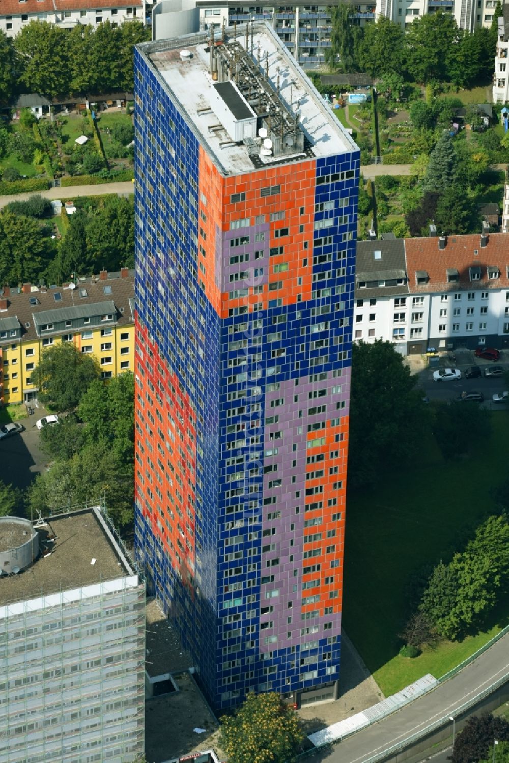 Köln aus der Vogelperspektive: Hochhaus- Gebäude im Wohngebiet Herkules-Hochhaus an der Graeffstrasse in Köln im Bundesland Nordrhein-Westfalen, Deutschland