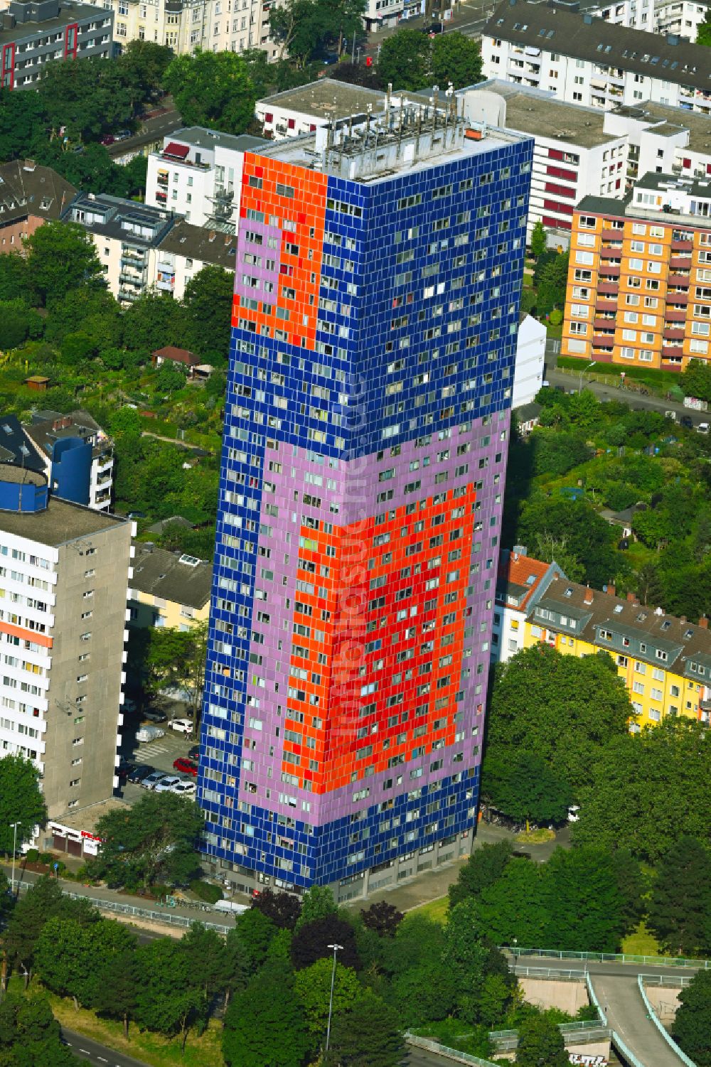 Luftbild Köln - Hochhaus- Gebäude im Wohngebiet Herkules-Hochhaus an der Graeffstrasse in Köln im Bundesland Nordrhein-Westfalen, Deutschland