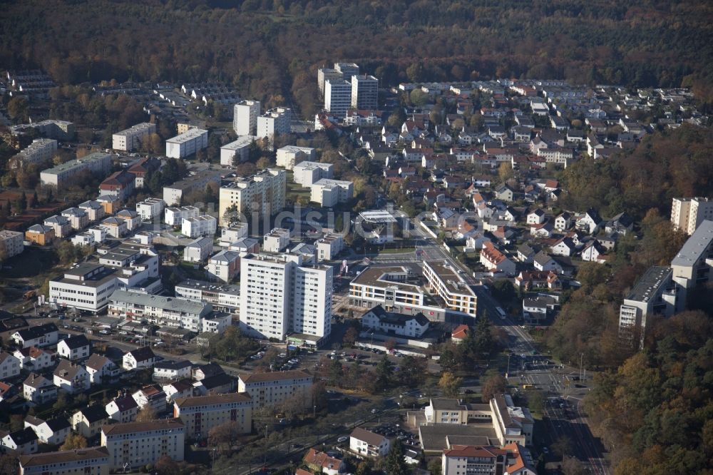 Luftaufnahme Heusenstamm - Hochhaus- Gebäude im Wohngebiet an der Isenburger Strasse im Ortsteil Rembrücken in Heusenstamm im Bundesland Hessen