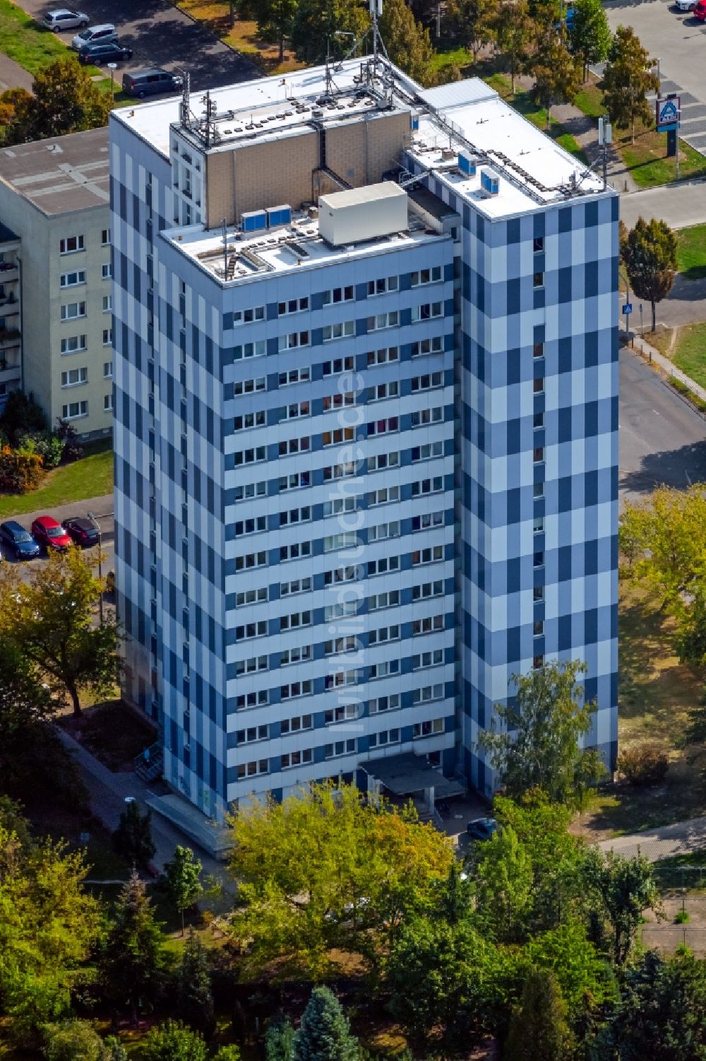 Luftaufnahme Leipzig - Hochhaus- Gebäude im Wohngebiet an der Komarowstraße in Leipzig im Bundesland Sachsen, Deutschland