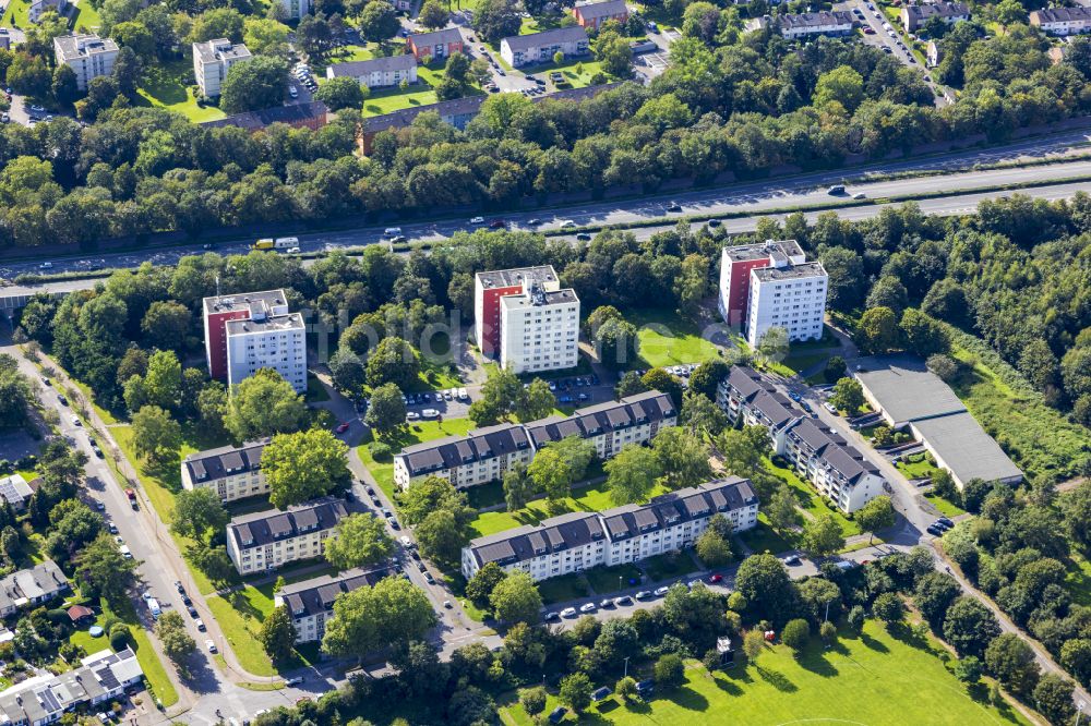 Luftaufnahme Krefeld - Hochhaus- Gebäude im Wohngebiet in Krefeld im Bundesland Nordrhein-Westfalen, Deutschland