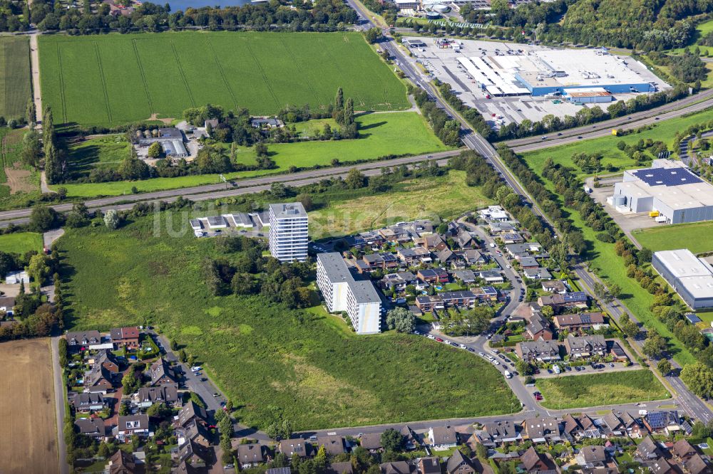 Krefeld aus der Vogelperspektive: Hochhaus- Gebäude im Wohngebiet in Krefeld im Bundesland Nordrhein-Westfalen, Deutschland