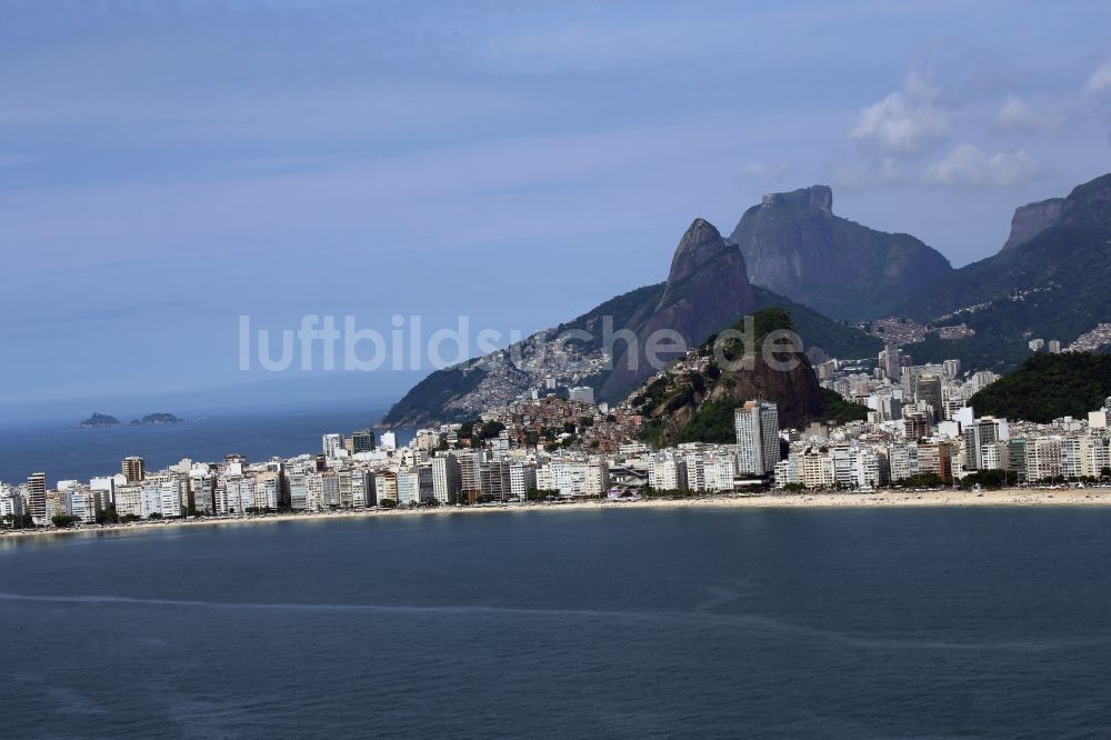 Rio de Janeiro von oben - Hochhaus- Gebäude im Wohngebiet am Küstenbereich in Rio de Janeiro in Rio de Janeiro, Brasilien