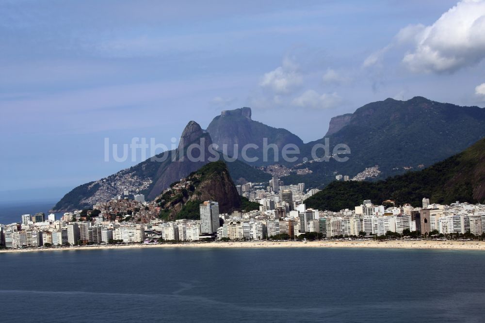 Rio de Janeiro aus der Vogelperspektive: Hochhaus- Gebäude im Wohngebiet am Küstenbereich in Rio de Janeiro in Rio de Janeiro, Brasilien