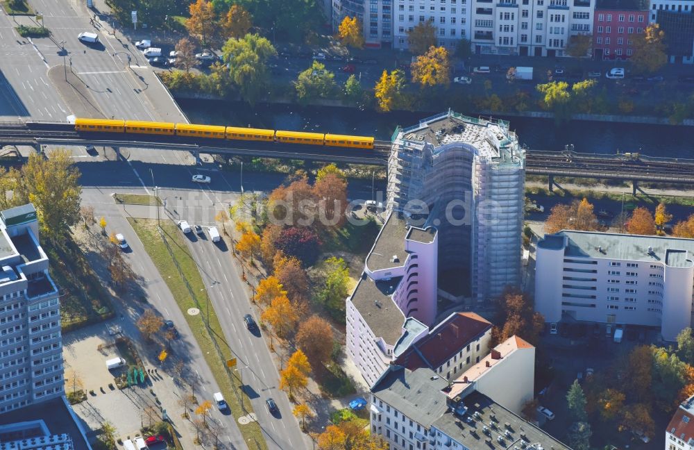 Luftbild Berlin - Hochhaus- Gebäude im Wohngebiet an der Lichtenberger Straße Ecke Holzmarktstraße in Berlin, Deutschland