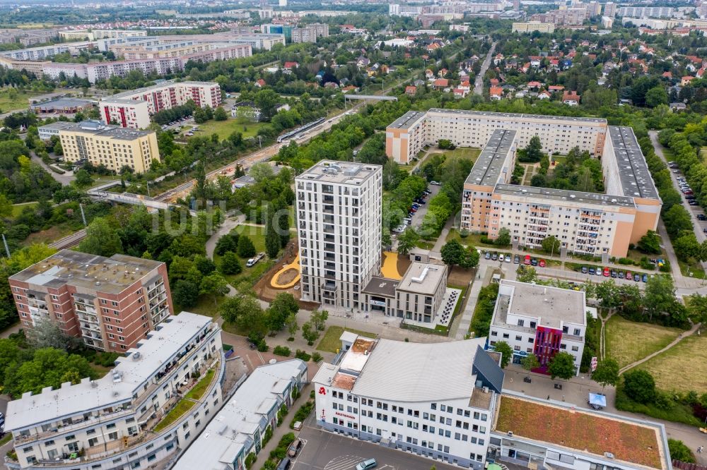 Luftaufnahme Leipzig - Hochhaus- Gebäude im Wohngebiet Lipsia- Turm im Ortsteil Grünau-Mitte in Leipzig im Bundesland Sachsen, Deutschland