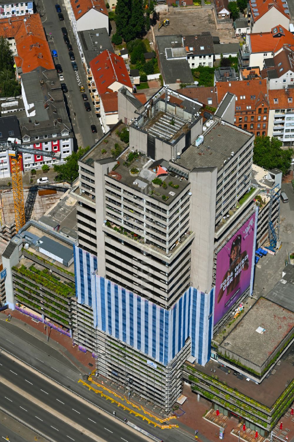 Hannover aus der Vogelperspektive: Hochhaus- Gebäude im Wohngebiet Lister Tor - Bredero-Hochhaus in Hannover im Bundesland Niedersachsen, Deutschland