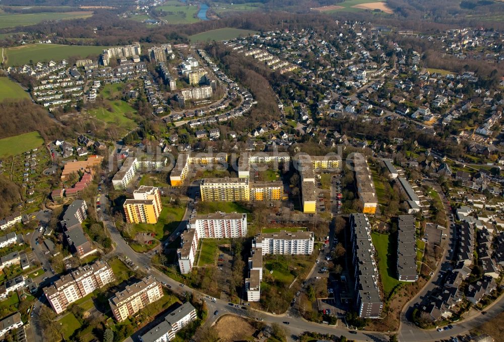 Essen aus der Vogelperspektive: Hochhaus- Gebäude im Wohngebiet an der Moselstraße in Kettwig im Bundesland Nordrhein-Westfalen