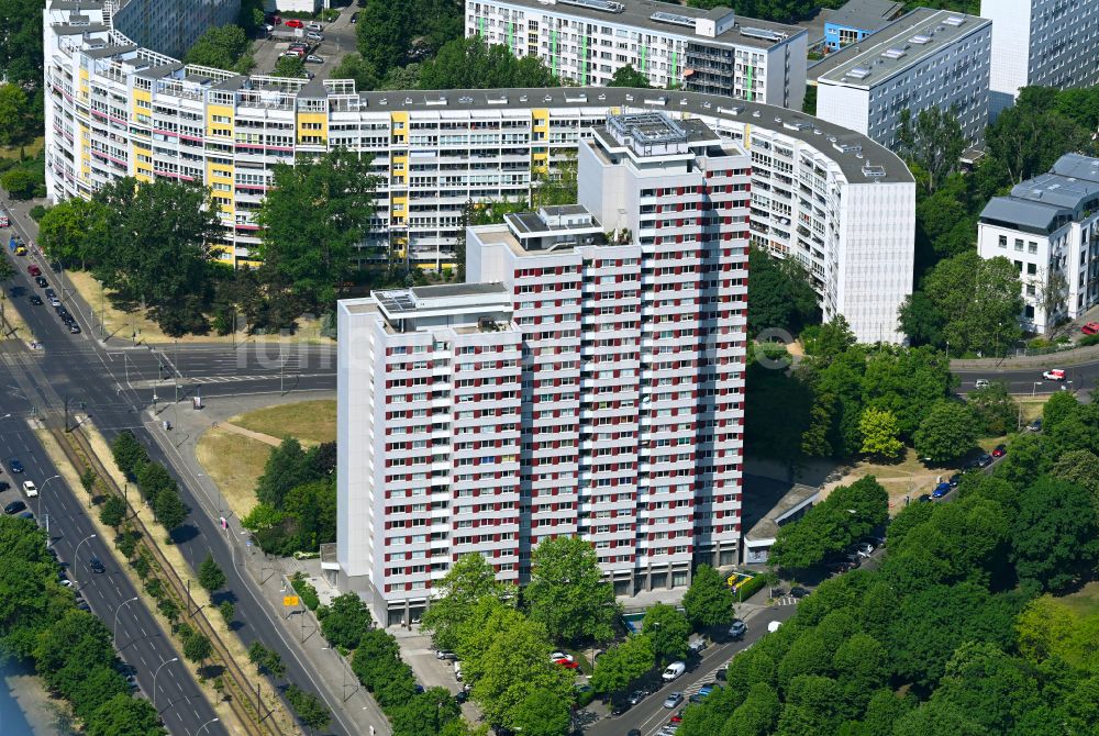 Berlin aus der Vogelperspektive: Hochhaus- Gebäude im Wohngebiet im Ortsteil Friedrichshain in Berlin, Deutschland