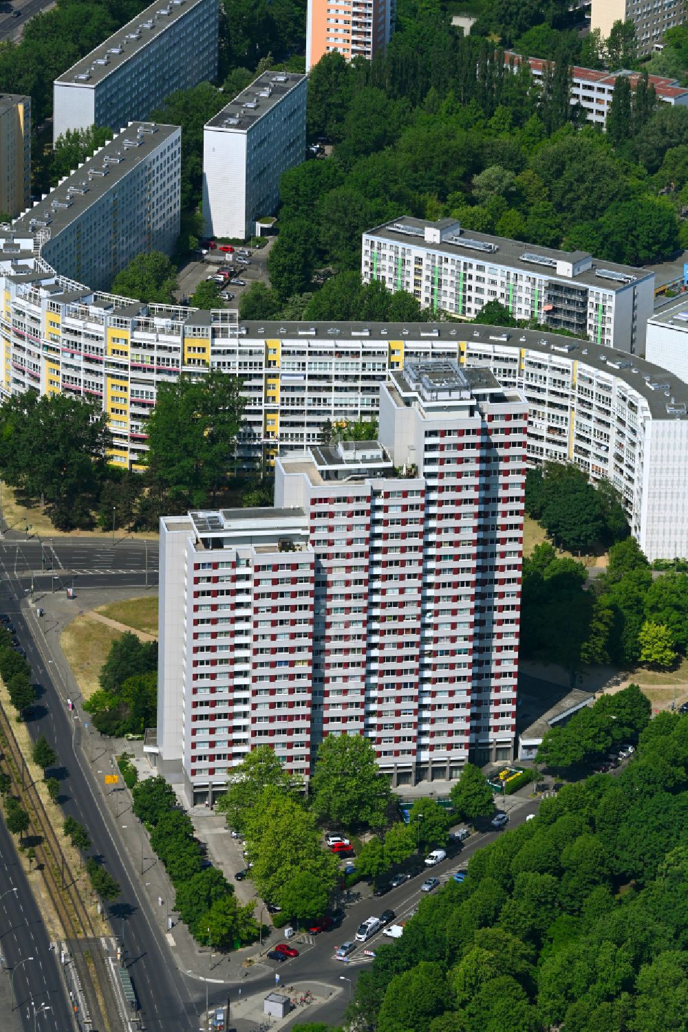 Luftbild Berlin - Hochhaus- Gebäude im Wohngebiet im Ortsteil Friedrichshain in Berlin, Deutschland