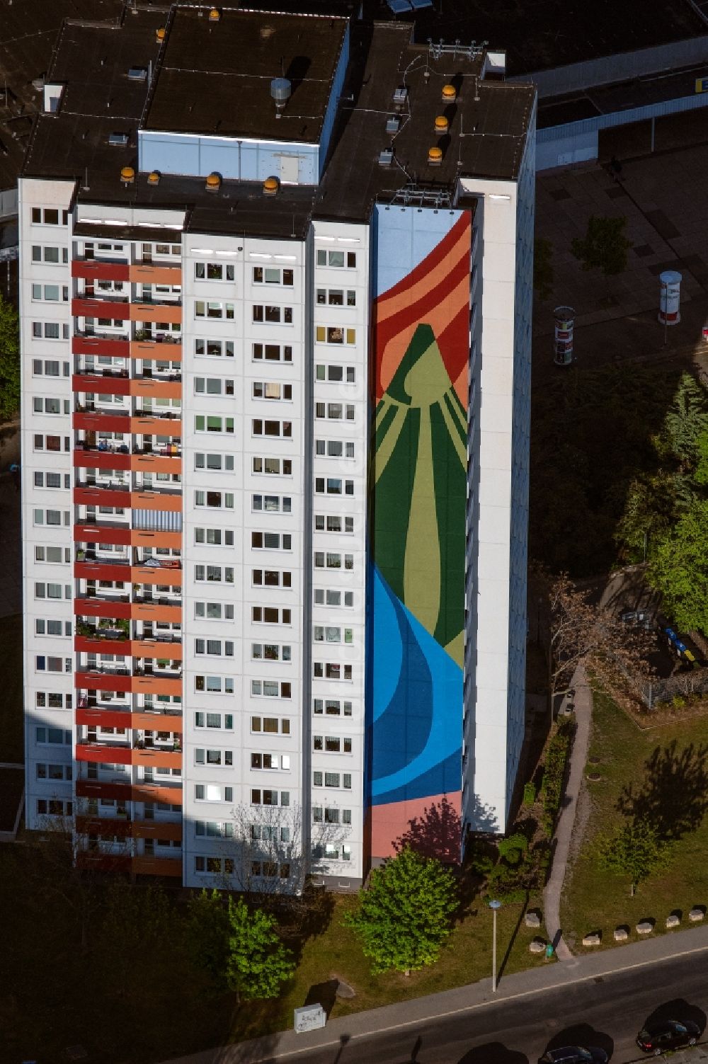 Erfurt aus der Vogelperspektive: Hochhaus- Gebäude im Wohngebiet im Ortsteil Moskauer Platz in Erfurt im Bundesland Thüringen, Deutschland