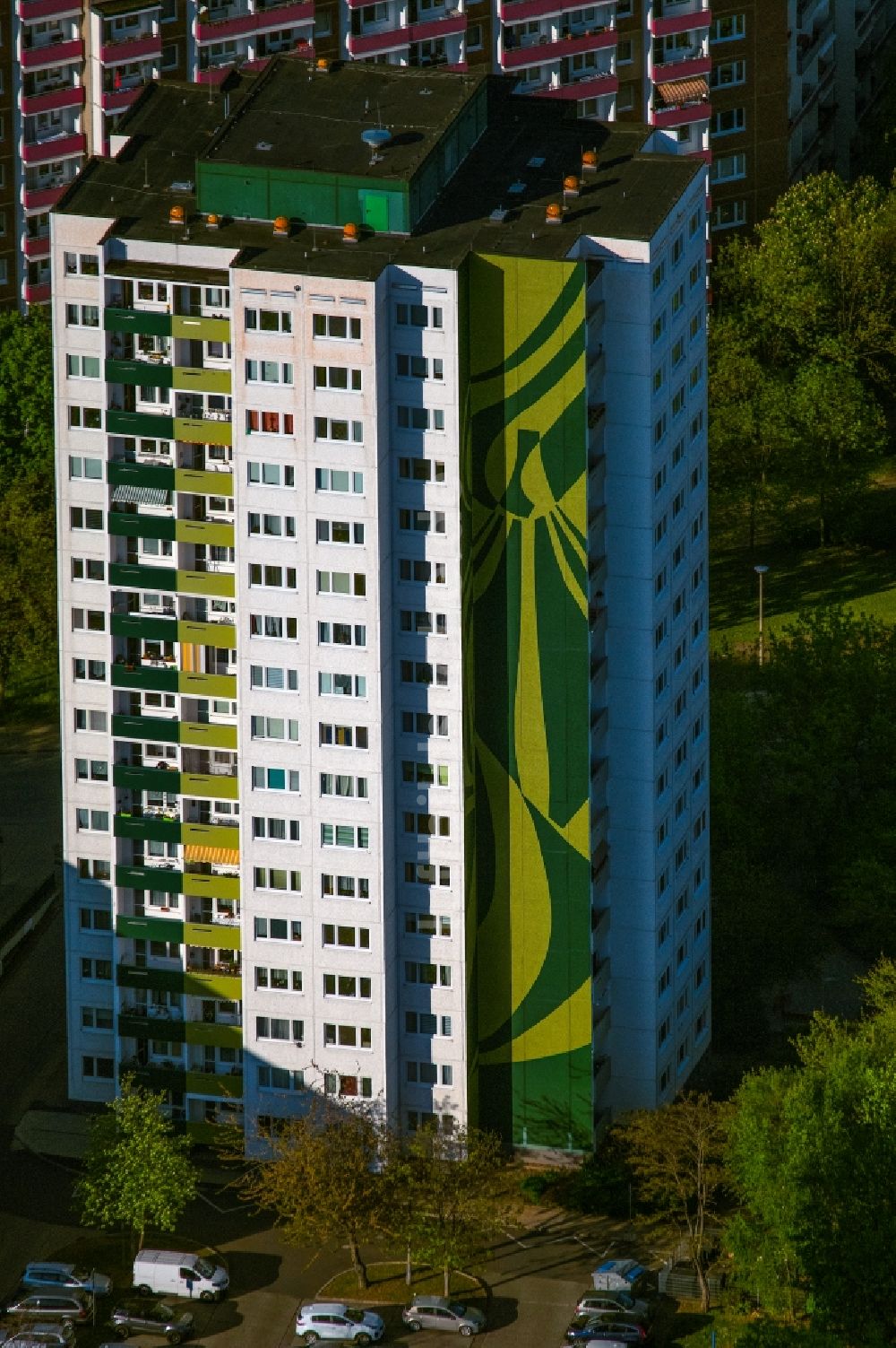 Erfurt von oben - Hochhaus- Gebäude im Wohngebiet im Ortsteil Moskauer Platz in Erfurt im Bundesland Thüringen, Deutschland