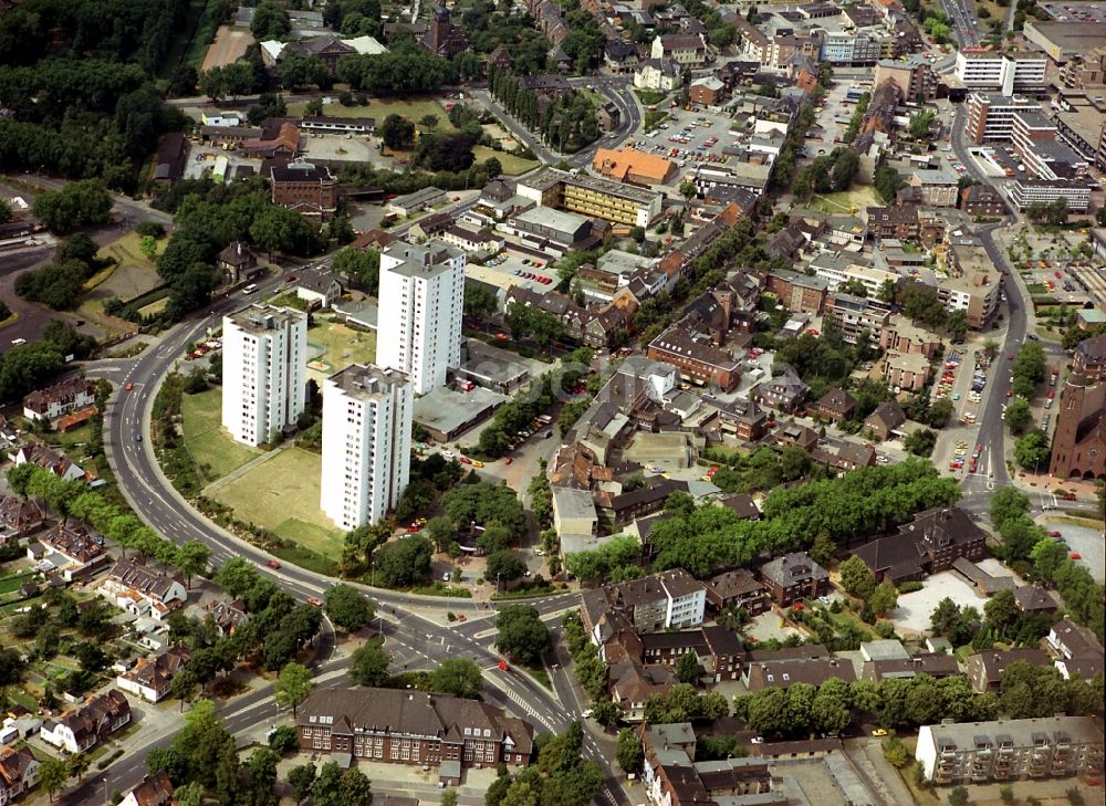 Kamp-Lintfort aus der Vogelperspektive: Hochhaus- Gebäude im Wohngebiet Ringstraße - Moerser Straße im Ortsteil Niersenbruch in Kamp-Lintfort im Bundesland Nordrhein-Westfalen